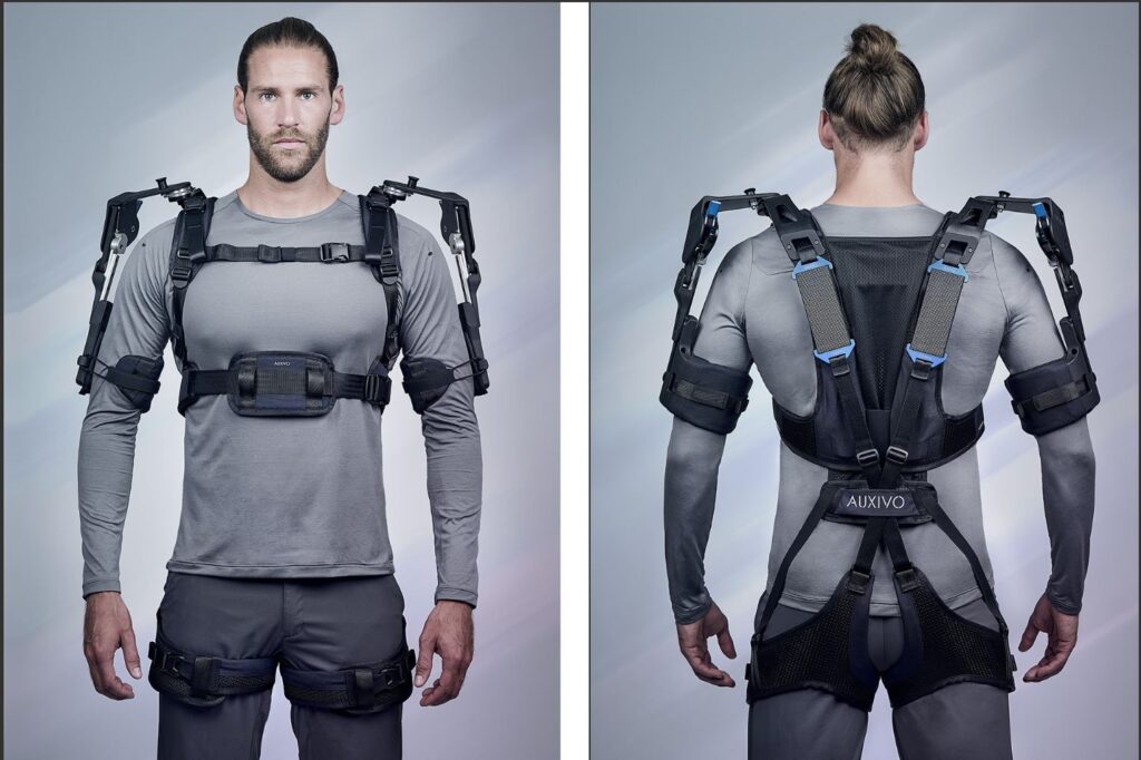 Henkilö kuvattuna edestä ja takaa, päällään exoskeleton robottiasu.