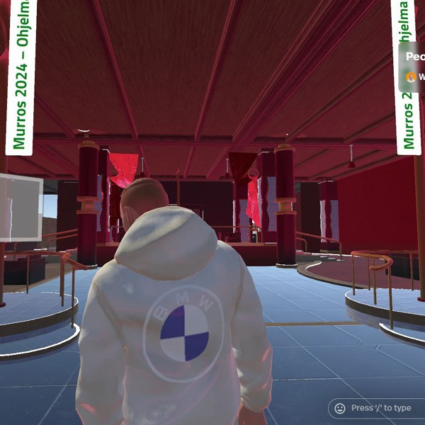 Avatar seisoo selin katsojaan päin AfterMurros- virtuaalitilassa.